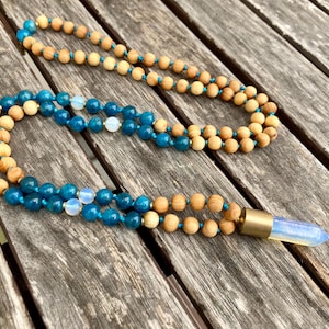Mala do signo de Aquário com apatita e opalita para liberdade, intuição e clareza interior.