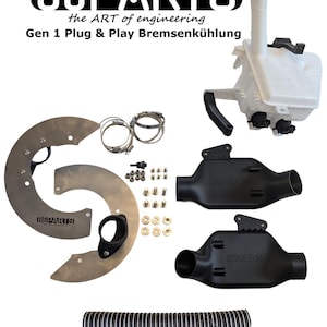 Può includere: Un assortimento di parti automobilistiche, tra cui un serbatoio di liquido bianco, condotti dell'aria neri, protezioni per freni a disco in metallo e tubi flessibili neri. Il logo 86PARTS è visibile, insieme al testo "The ART of engineering."