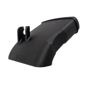 Può includere: Un componente automobilistico in plastica nera con un design curvo. Presenta una superficie strutturata e una staffa con due supporti verticali. Il testo "BBPARTS" è visibile nella parte inferiore.