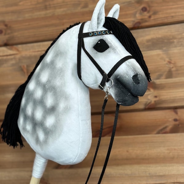 Caballo de juguete blanco con manchas. La brida NO está incluida. Hecho por Jenny / HappyHobbyHorses