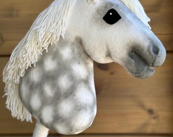 Caballo de juguete moteado, tela Velboa/Minky, hecho a mano en Finlandia, tamaño A4, marca: HappyHobbyHorses