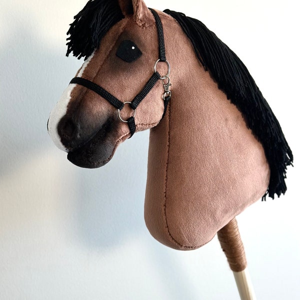 Caballito de madera marrón con una mancha blanca. Hecho de piel minky lisa de alta calidad. Auténtico producto artesanal de la experta en caballitos de madera finlandesa, Jenny S.