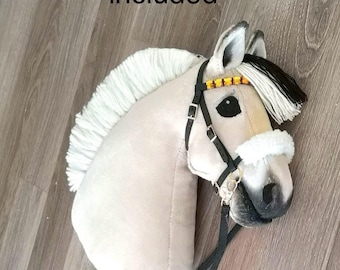 Zwart echt leren hoofdstel met pluche. Met of zonder diamanten op frontriem (teugels zijn inbegrepen). Stokpaard IS NIET inbegrepen.