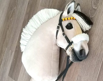 Bridon en cuir véritable noir avec peluche. Avec ou sans losanges sur un frontal (les rênes sont incluses). Le cheval de loisir N'EST PAS inclus.