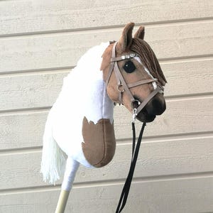 Caballito de madera marrón claro-blanco. Fabricado con tela velboa/minky de alta calidad. Calidad artesanal de la finlandesa Jenny S.
