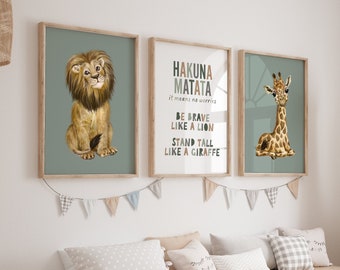 Puede incluir: Tres impresiones enmarcadas con fondo verde. La impresión de la izquierda presenta un león, la impresión del medio tiene el texto "Hakuna Matata it means no worries Be brave like a lion Stand tall like a giraffe", y la impresión de la derecha presenta una jirafa. Las impresiones están colgadas en una pared blanca sobre un banco de almacenamiento de madera con cajones blancos.