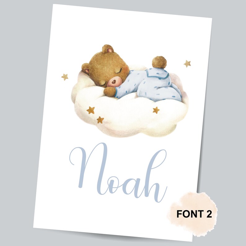 Op de afbeelding: Een aquarel-illustratie van een bruine teddybeer die slaapt op een witte wolk met gouden sterren. De naam "Noah" is in blauwe cursieve letters onder de wolk geschreven.