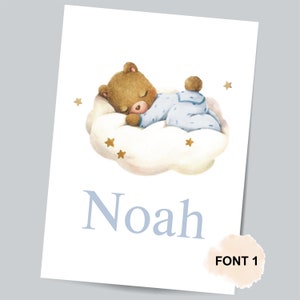 Op de afbeelding: Een aquarel-illustratie van een bruine beer die een blauwe pyjama draagt en slaapt op een witte wolk met gouden sterren. De naam "Noah" staat in blauw onder de wolk.