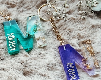 Personalized resin keychain with letter & name – gradient design, gift idea, epoxy resin keychain