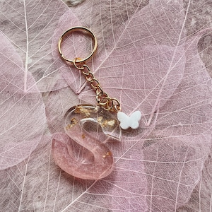 Schmetterling, Personalisierte Resin Schlüsselanhänger Anfangsbuchstabe mit Farbverlauf, Geschenkidee, Farbauswahl, Hausschlüssel deko