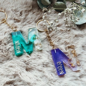 Personalized resin keychain initial letter with gradient