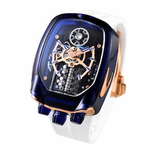 Puede incluir: Un reloj de lujo con caja azul y dorada y correa blanca. La esfera del reloj revela intrincados componentes mecánicos. El reloj tiene tres perillas azules en el lateral y detalles dorados.