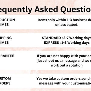 Op de afbeelding: Een roze en witte afbeelding met de tekst "Frequently Asked Questions" bovenaan. De afbeelding geeft productietijden, verzendtijden, garantie en aangepaste bestellingen weer met details over elk.