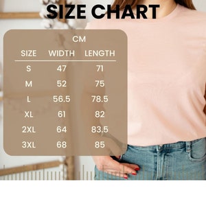 Pu&ograve; includere: Tabella delle taglie per una t-shirt in centimetri. La tabella mostra le misure di larghezza e lunghezza per le taglie S, M, L, XL, 2XL e 3XL.