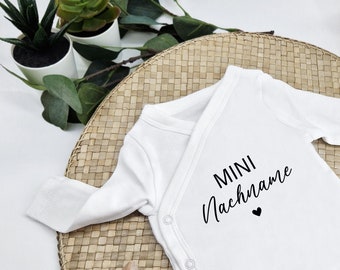 Baby Body | Wickelbody | MINI Nachname | personalisierbar | Langarm für Neugeborene | Bio-Baumwolle | Geschenk | Newborn | Schnupsidu