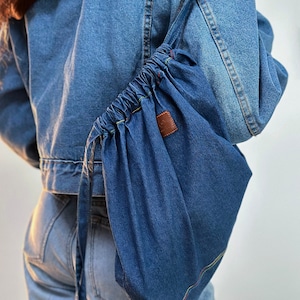 Mini mochila vaquera con cordón ajustable: Correa de bolso vaquero con costuras arcoíris