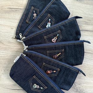 Petite trousse avec une jolie décoration de guitare, pochette de rangement en jean pour enfants, sac d'accessoires en jean d'une seule section - cadeau symbolique pour l'école
