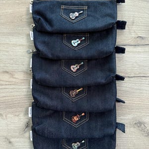 Estojo de lápis jeans com decoração de violão fofo, pequena bolsa organizadora para crianças, bolsa de acessórios jeans de seção única - presente simbólico para a escola