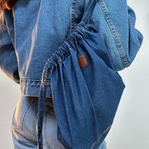 Mini sac à dos hipster en denim, bandoulière de sac en jean avec poche, sac à cordon de serrage pour ville tendance, sac à main minimaliste, cadeau d'anniversaire polyvalent