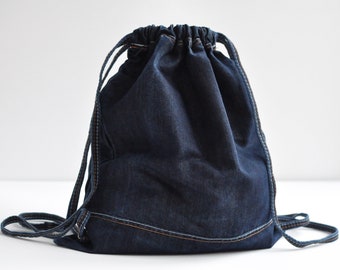 Zaino in denim con coulisse, piccola borsa da palestra in jeans con decorazioni a tema scarpe da ginnastica