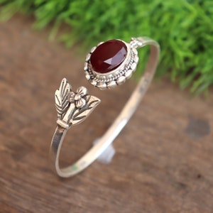 天然ガーネットのスターリングシルバーバングル、調節可能なボヘミアンチャーム