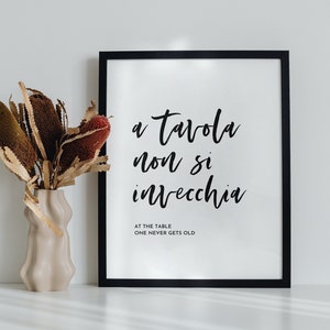 Italienisches Zitat Italienische Sprüche gerahmter Druck A Tavola Non Si Invecchia Wandkunst Italienische Geschenke Italienische Zitate