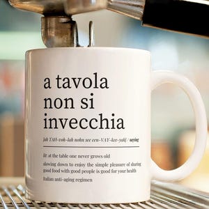Tavola non si invecchia tasse italienische Kaffeetasse mit Zitat über essen und altern italienische Sprüche Geschenkidee einzigartige italienische Geschenke für sie