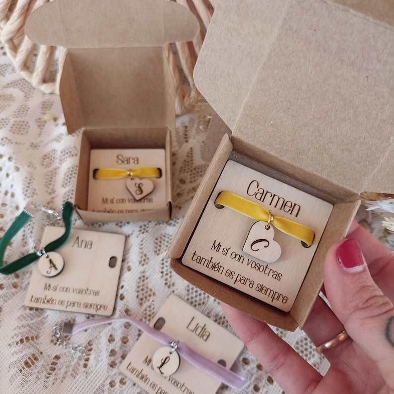 Set de pulseras personalizadas para amigas, damas de honor, familia, invitadas, en cajita imagen 3