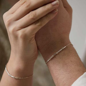 Personalisiertes Morse-Code-Armband-Set aus Sterlingsilber - kundenspezifischer Schmuck für Paare, einzigartiges handgefertigtes Jubiläumsgeschenk, versteckte Nachricht