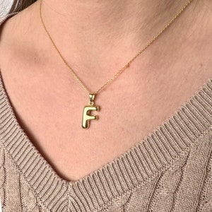 Elegancia personalizada: collar con colgante de letra en plata de ley 925