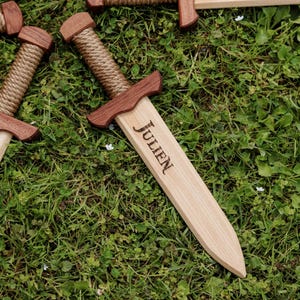 Espada de madera pequeña personalizada para niños, juguete de madera para pequeños caballeros, regalo de cumpleaños para niños, juguete de imitación, juegos al aire libre para niños