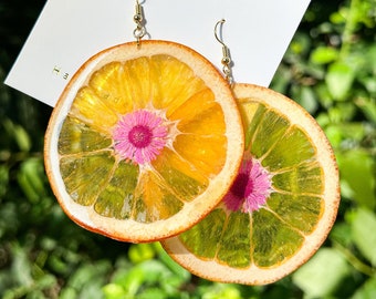 Orecchini di frutta in vera resina arancione, orecchini di fiori margherita in resina arancione pressati fatti a mano, orecchini pendenti arancioni Dired, regalo di nascita per lei