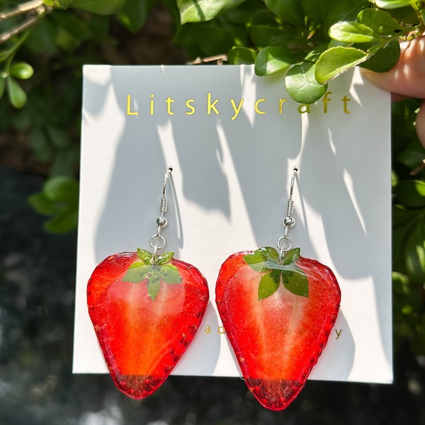 Boucles d’oreilles aux fruits en résine de fraise réelle, boucles d’oreilles aux fraises pressées faites à la main, boucles d’oreilles Dired Strawberry Dangle Drop, cadeaux de remise des diplômes pour elle