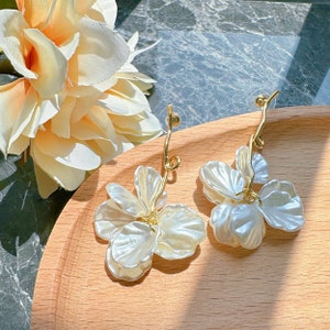 Boucles d'oreilles longues pétales de fleurs en coquillage, Boucles d'oreilles tendance fleurs blanches, Boucles d'oreilles pendantes en or pour mariage, Cadeaux de mariage pour l'obtention du diplôme pour femme