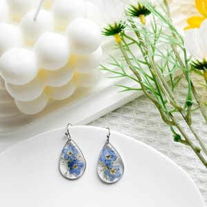 Boucles doreilles à fleurs Forget Me Not Resin, boucles doreilles en résine de fleurs réelles pressées à la main, boucles doreilles Dangle Drop, boucles doreilles à fleurs Dired, cadeau danniversaire image 3