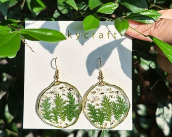 Handgemaakte kerstoorbellen echte varenblad, handgemaakte oorbellen geperst blad, hars groene bladeren oorbellen, getekende bloem sieraden, verjaardagscadeau