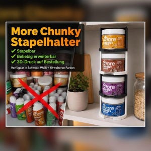 Könnte beinhalten: Ein vertikaler, modularer Stapelhalter, der vier runde Gläser mit More Chunky Aufstrich enthält. Das Regal besteht aus abwechselnd schwarzen und weißen runden Ebenen, die gestapelt sind. Der Text More Chunky Stapelhalter ist auf der linken Seite des Bildes zu sehen, zusammen mit einem roten X über einer Ansammlung verschiedener kleinerer Flaschen.