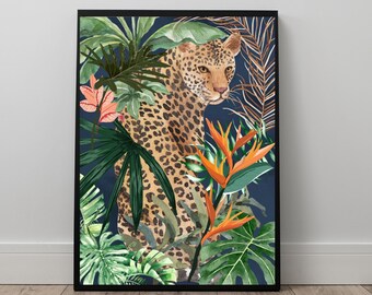 Könnte beinhalten: Ein Aquarellbild eines Leoparden mit geflecktem Fell, der in einer Dschungelkulisse steht. Der Leopard ist von üppigem grünem Laub und leuchtend orangefarbenen Blumen umgeben. Der Hintergrund ist tiefblau.