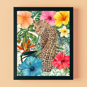 Peut inclure: Un léopard au pelage tacheté se tient dans une jungle avec des fleurs tropicales vibrantes et des feuilles. Les fleurs sont roses, jaunes, orange et bleues. Les feuilles sont vertes et luxuriantes.