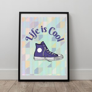 Pode incluir: Uma impressão emoldurada com um tênis azul e branco em um fundo colorido. O texto "Life is Cool" está escrito em uma fonte roxa.