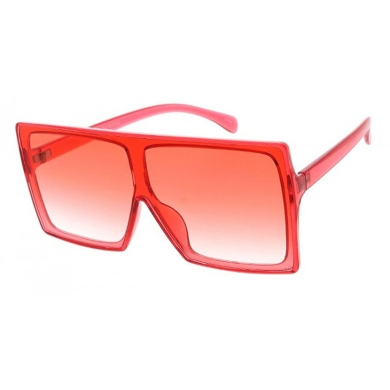 Puede incluir: Gafas de sol cuadradas rojas con lentes degradados. Las gafas tienen un marco grueso y est&aacute;n hechas de pl&aacute;stico.