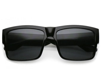 Gafas de sol con montura de cuerno y lentes cuadradas con brazos gruesos y parte superior plana oscura para hombre, listas para las vacaciones de primavera