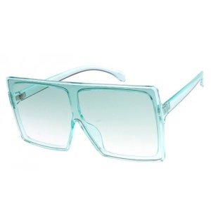 Puede incluir: Un par de gafas de sol cuadradas de color azul claro con lentes de degradado.