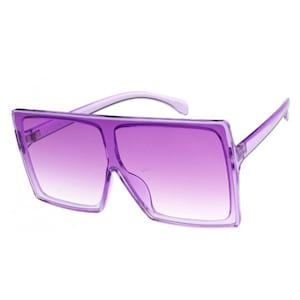 Puede incluir: Gafas de sol cuadradas de color morado con lentes degradados. Las gafas tienen un marco delgado y est&aacute;n hechas de pl&aacute;stico.