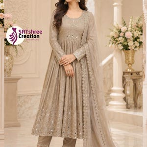 Vestido Anarkali beige, vestido de georgette sintético con estampado Laheriya y patchwork Kutchi, vestido de fiesta de boda india con vuelo de 12 metros.