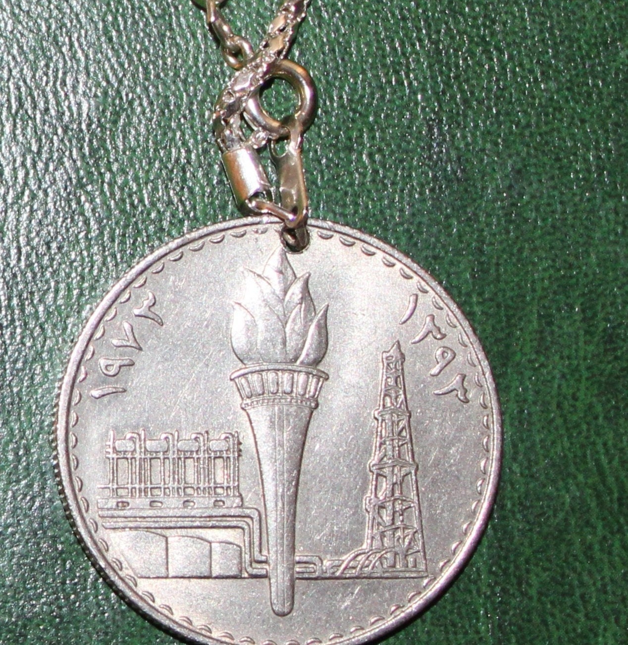 1732.　銀貨　未使用？　1980年　イラク　サダム・フセイン　1ディナール Saddam hussein coin - Etsy 日本