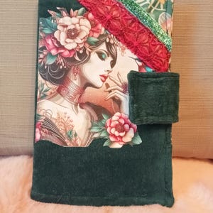 Porte cartes "la dame aux fleurs". Porte cartes en tissu. Réalisé à la main. Idée cadeau femme.