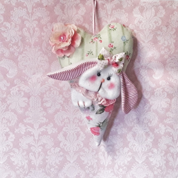 Coeur décoratif en tissu "jolie lapinette". Idée cadeau, décoration chambre enfant.
