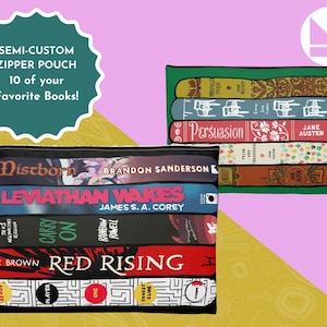 Op de afbeelding: Een zwarte ritszak met een ontwerp van boekruggen. De ruggen bevatten titels zoals "Mistborn", "Leviathan Wakes", "Carry On", "Red Rising" en "Ready Player One".