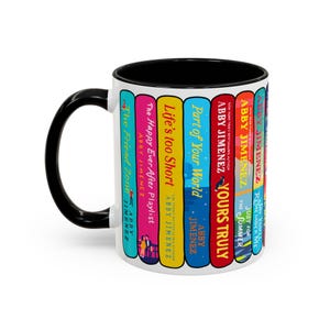 Könnte beinhalten: Weißer Keramikbecher mit schwarzem Innenraum und Henkel. Der Becher hat ein farbenfrohes Design von Buchrücken mit Titeln wie "Yours Truly" und "Life's Too Short" von Abby Jimenez. Der Becher ist ein perfektes Geschenk für Bücherliebhaber.